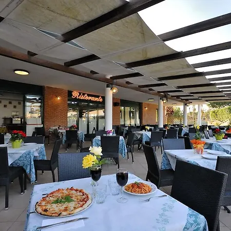 Villaggio Turistico La Cecinella 3*